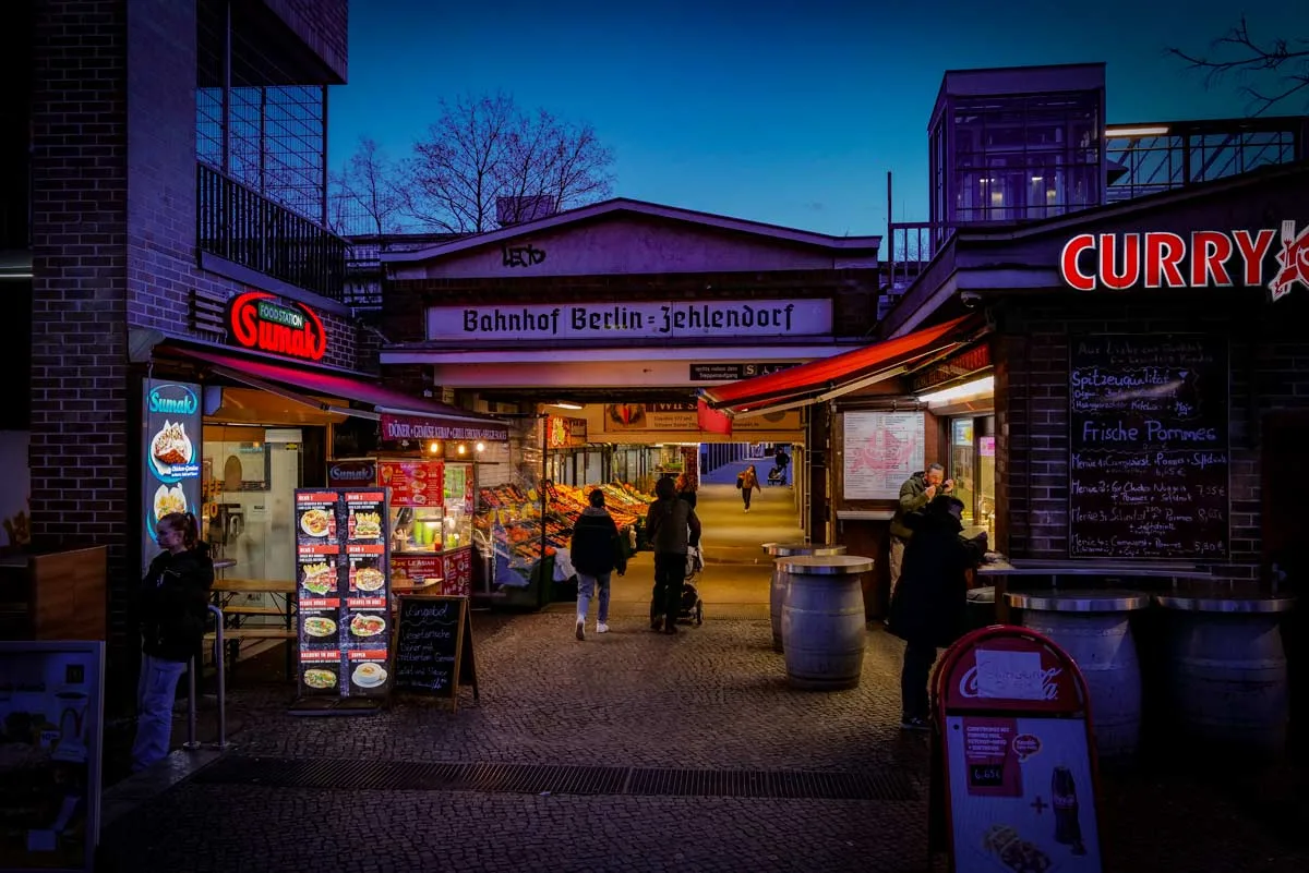 Bahnhof mit Bahnsteig und Gleisen