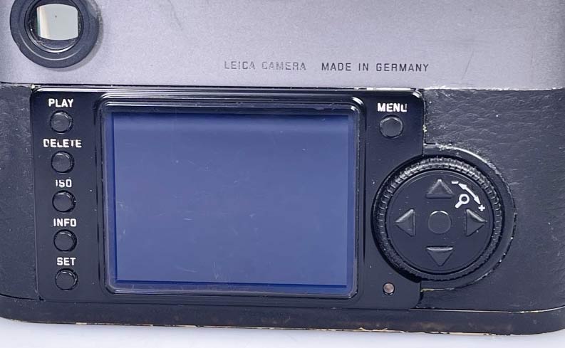 Der SET Knopf bei der Leica M9 ist auf der Rückseite unten links