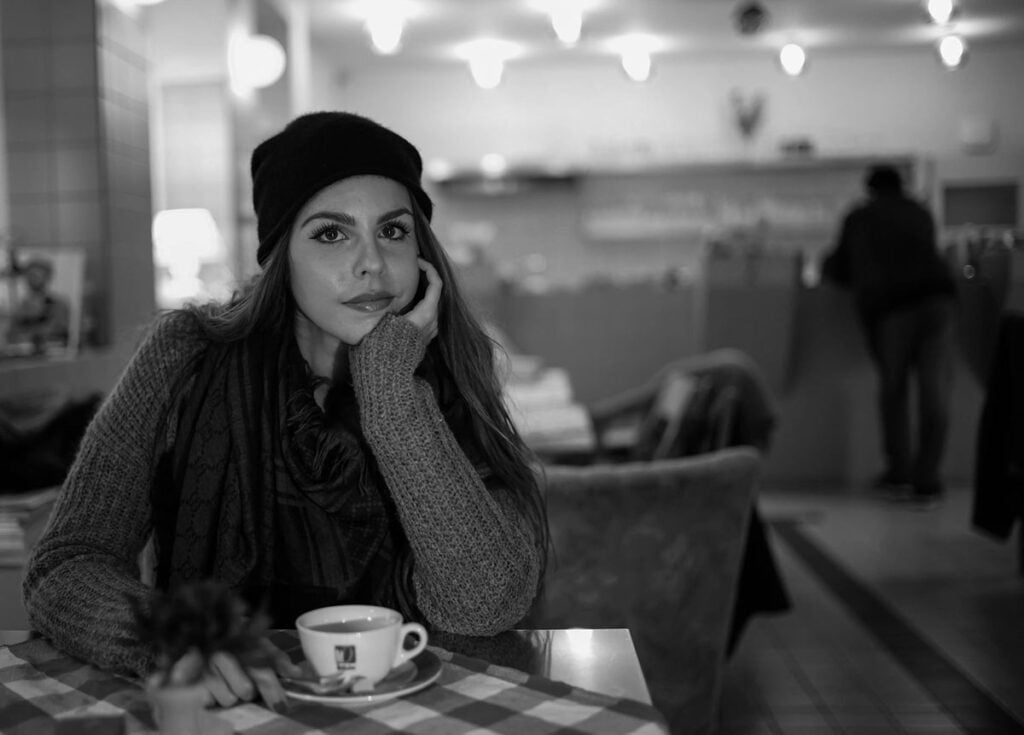 Frau im Café mit Leica Summilux 50mm