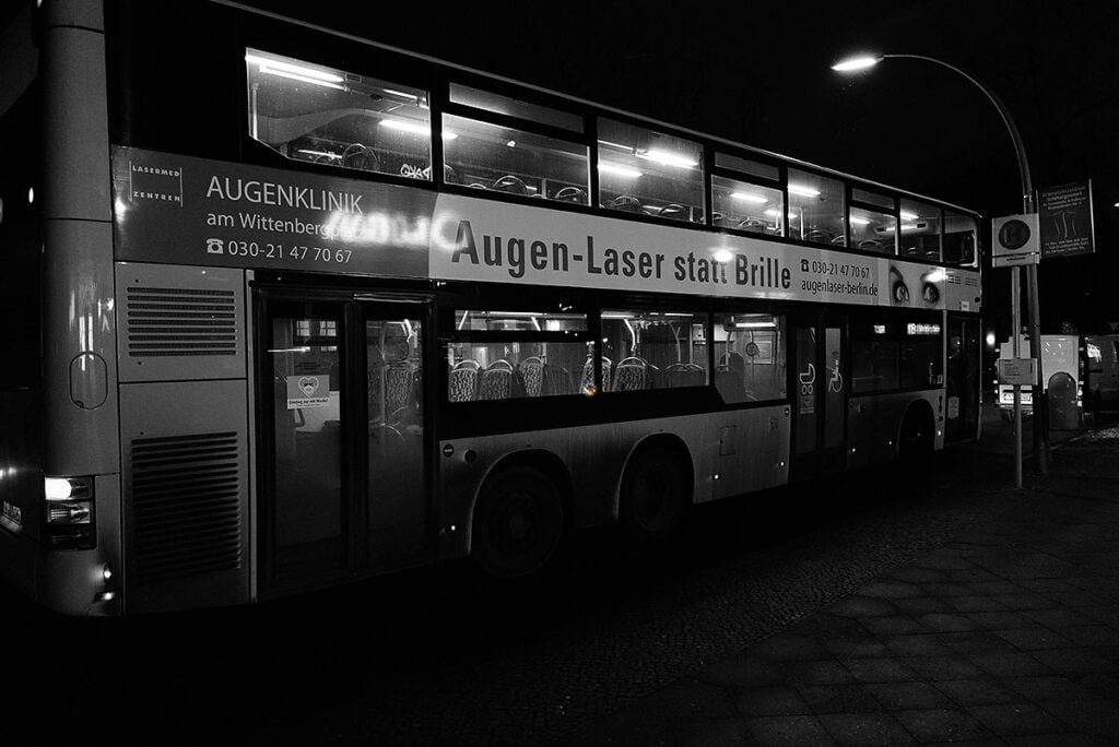 Leerer Bus an der Haltestelle, aufgenommen mit dem Leica Summilux 28mm