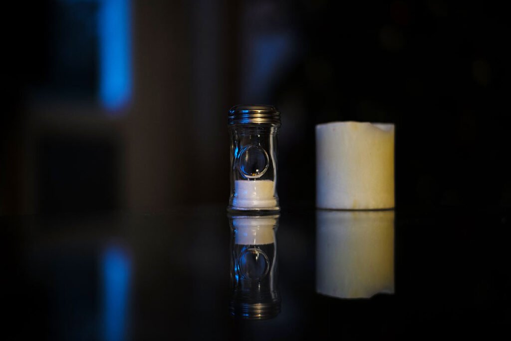Salzsteuer mit Kerze auf Glastisch mit Leica Noctilux 50mm