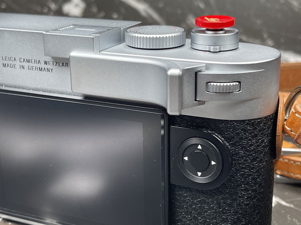 Leica M10 mit der silbernen Daumenauflage