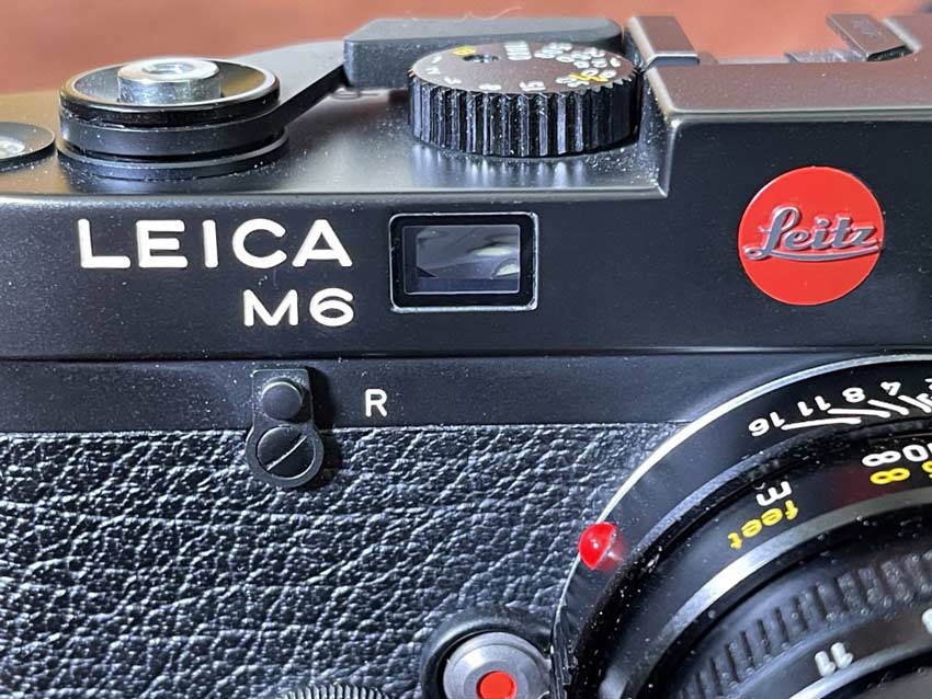 Leitz-Logo als roten Punkt an der Frontseite der Leica M6