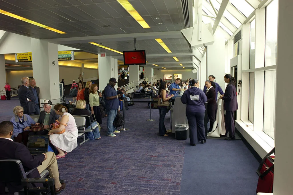 Leica M8 Probleme: Man sieht hier deutlich das "Schwarz" Problem des Sensors der M8. Aufgenommen am LaGuardia Airport in New York.