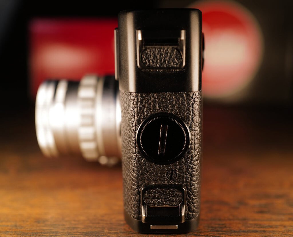 Leica M5: Batteriefach mit den Gurt-Ösen 