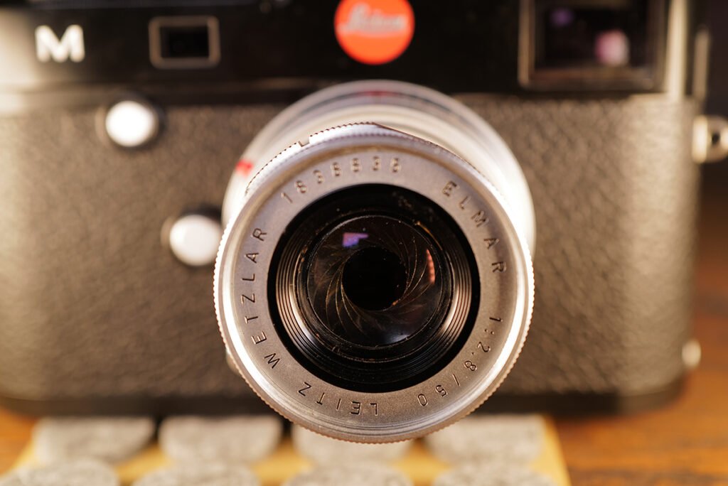 Leica M Elmar 50mm ƒ 2,8 an einer Leica M240 von vorne mit Lamellen im Objektiv
