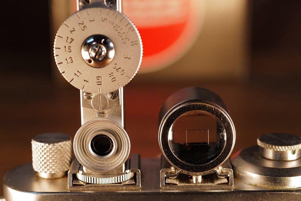 Leica Ic: Hier der Sucher (rechts) und der Entfernungsmesser (links) im Detail