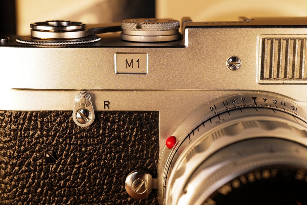 Typenbezeichnung der Leica M1 auf dem Gehäuse
