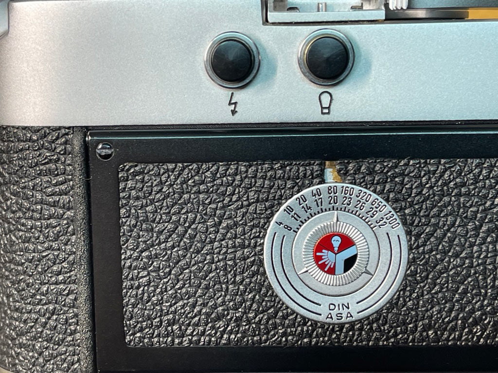 Blitzkontakte auf der Rückseite der Leica MDa