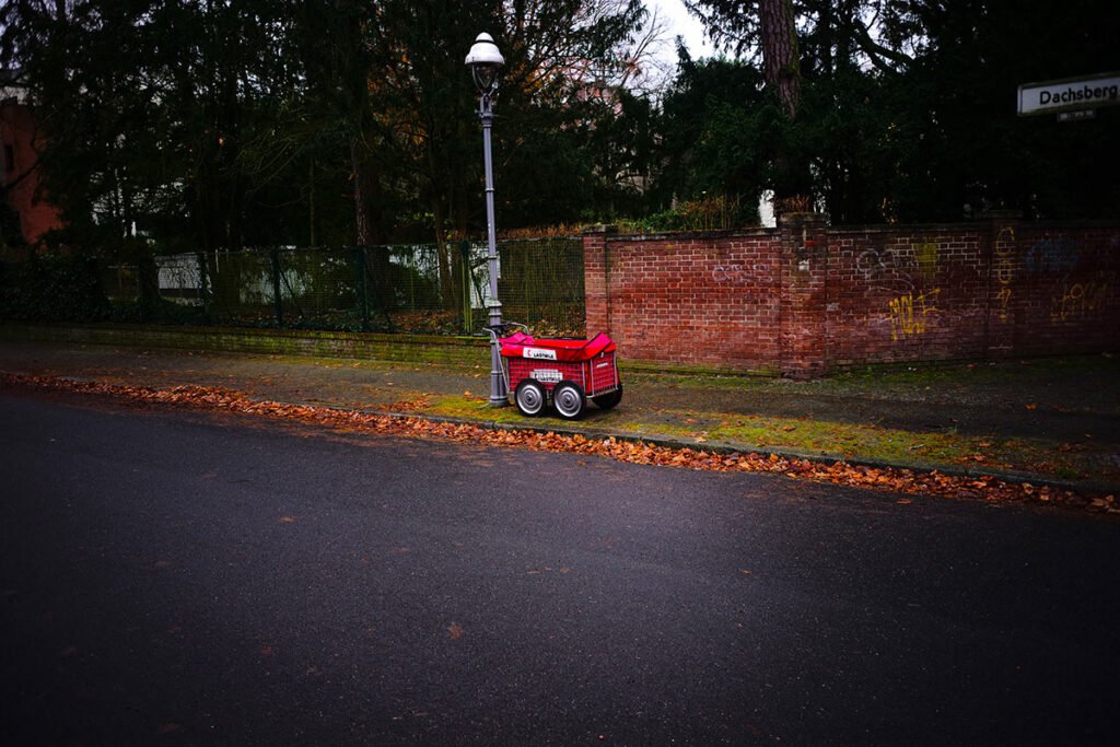 Leica Summaron 2,8 cm / 1:5,6: roten Wagen an Straßenlaterne