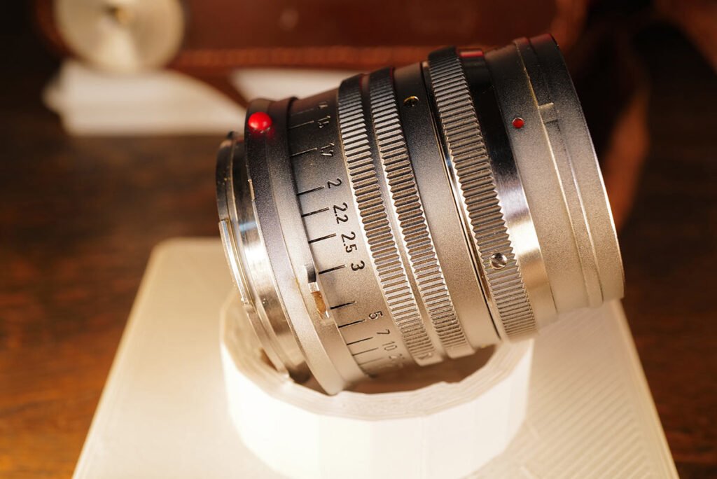Leica Summarit 50mm f/1.5 in der Seitenansicht