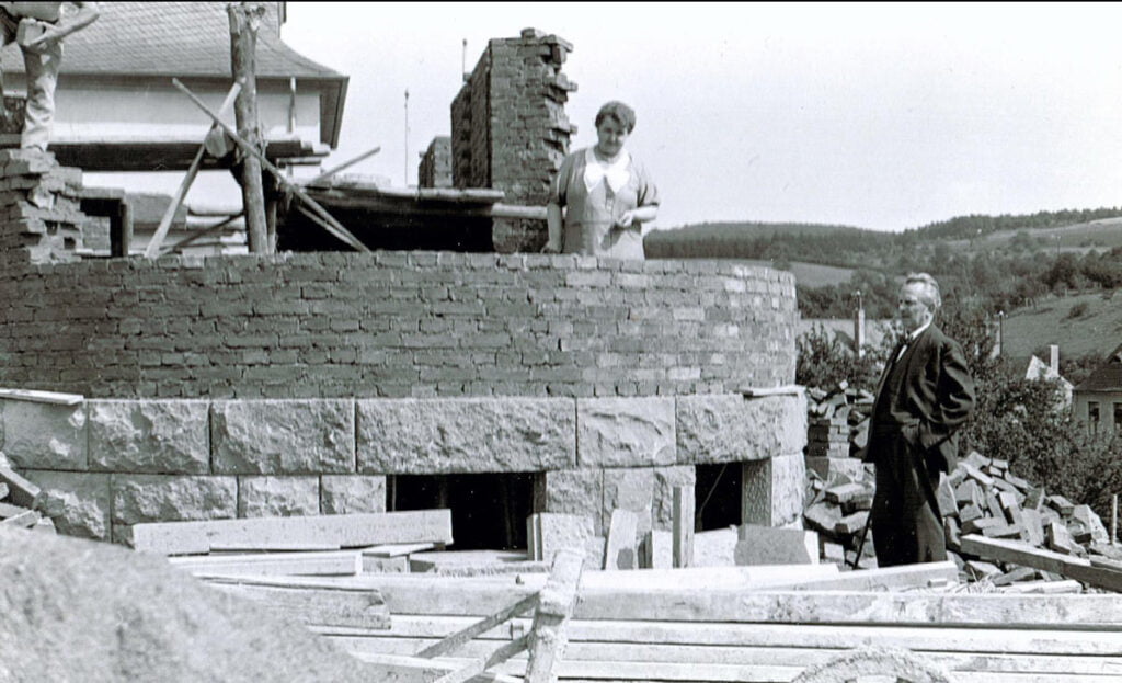 Oskar Barnack und seine Frau besichtigen den Neubau