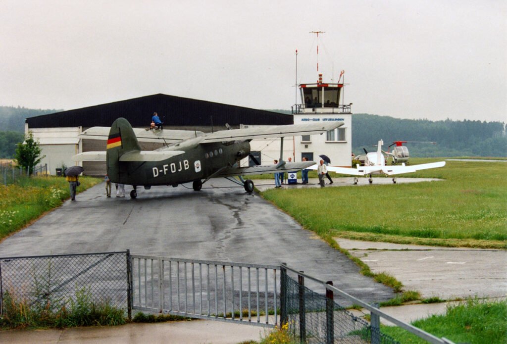 Eine Antonov Propellermaschine wird betankt auf dem Flugplatz Lützellinden