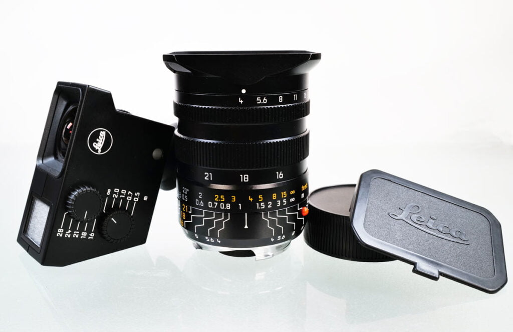 Das Leica Tri-Elmar 16-18-21mm mit Zubehör und Universalsucher