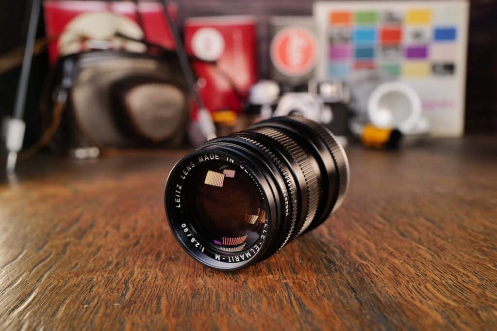 Leica Tele-Elmarit-M 90 mm ƒ2,8 an der Seite die Seriennummer