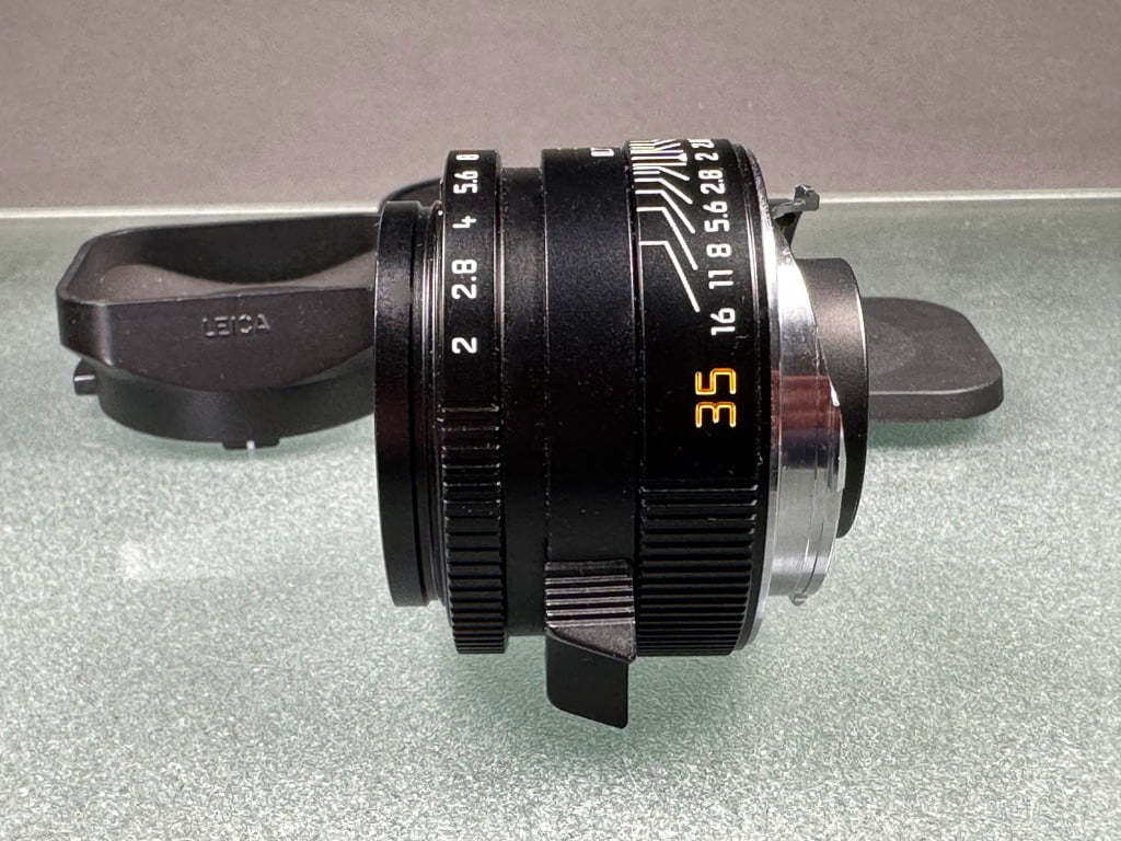 Leica Summicron-M 35mm ASPH. #11879 seitlich liegend