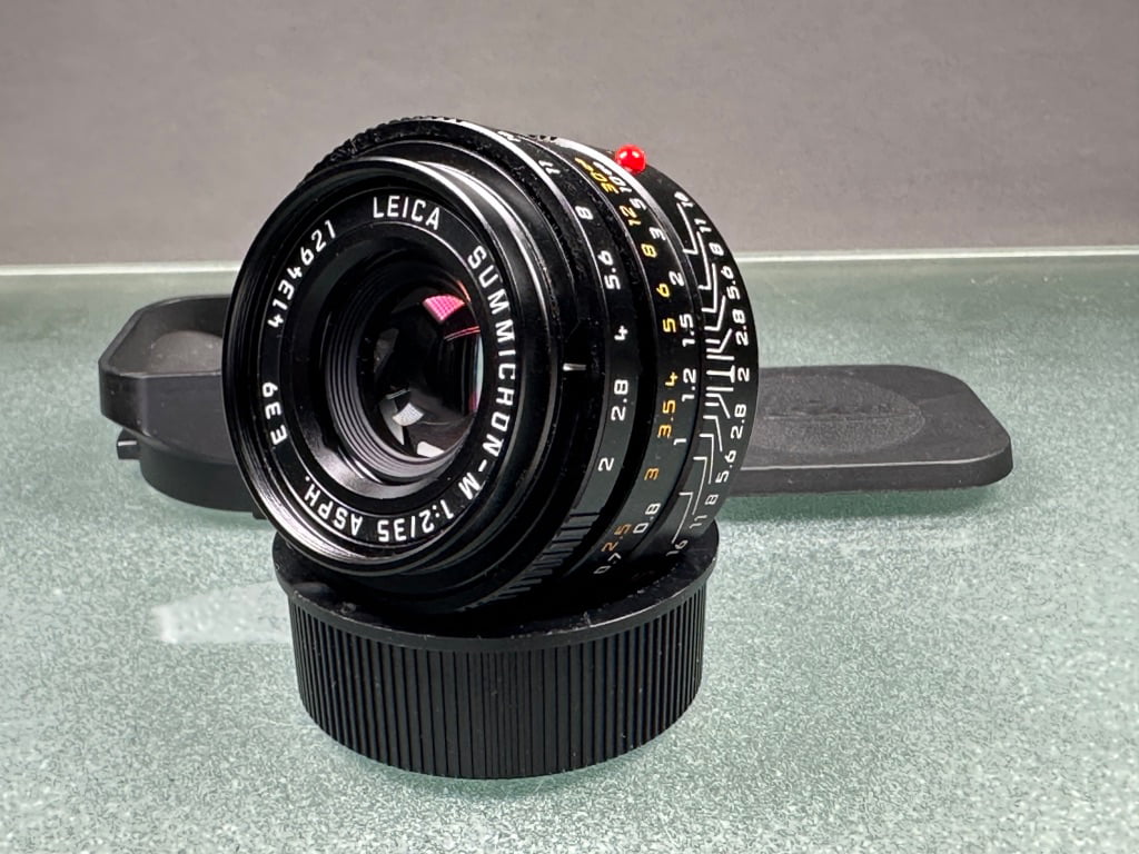 Leica Summicron-M 35mm ASPH. #11879 von seitlich links vorne