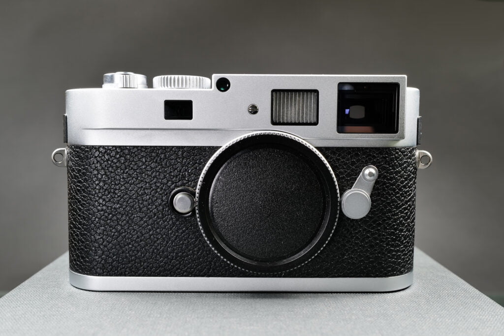 Leica M9-P von Vorne mit Deckel