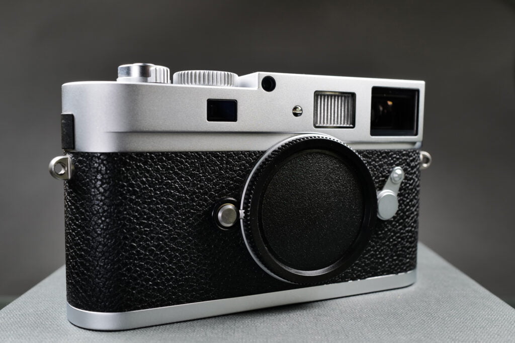 Leica M9-P von Vorne seitlich rechts