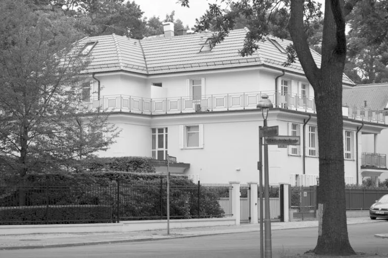 Leica M Monochrom CCD mit dem 90mm Summarit 2.5. Bei Blende 4 sehr gute Detail Darstellung, siehe Gitter des Balkons