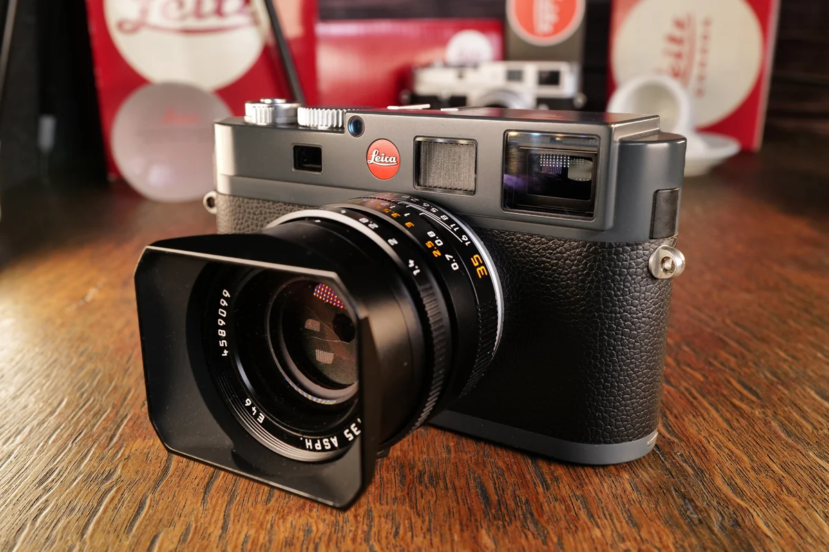 Mein persönliches Fazit zur Leica M9 Leica M9 im Leica Wohnzimmer von Roter Punkt Kamera