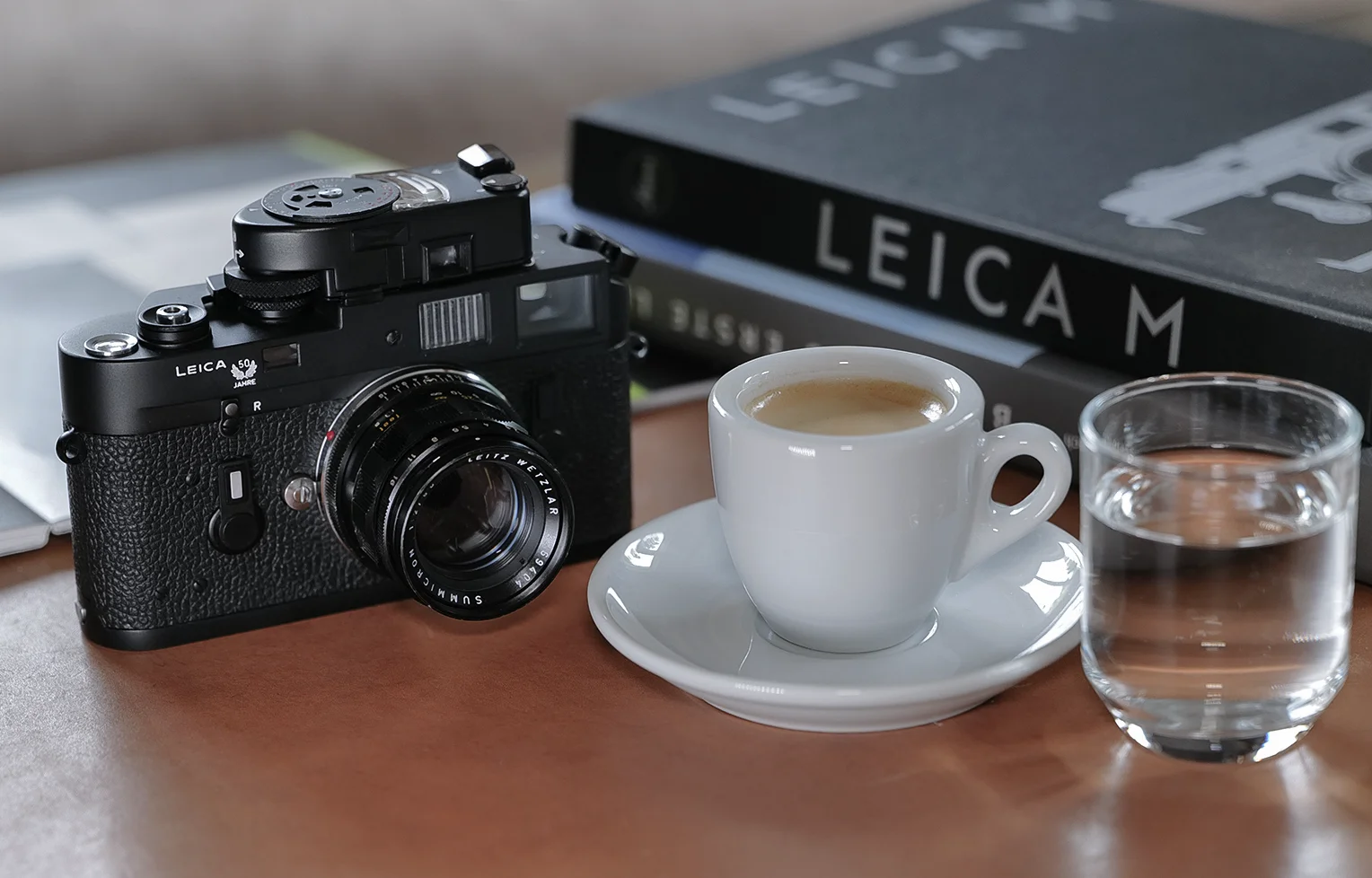 Leica M Kamera mit Espresso auf einem Holztisch
