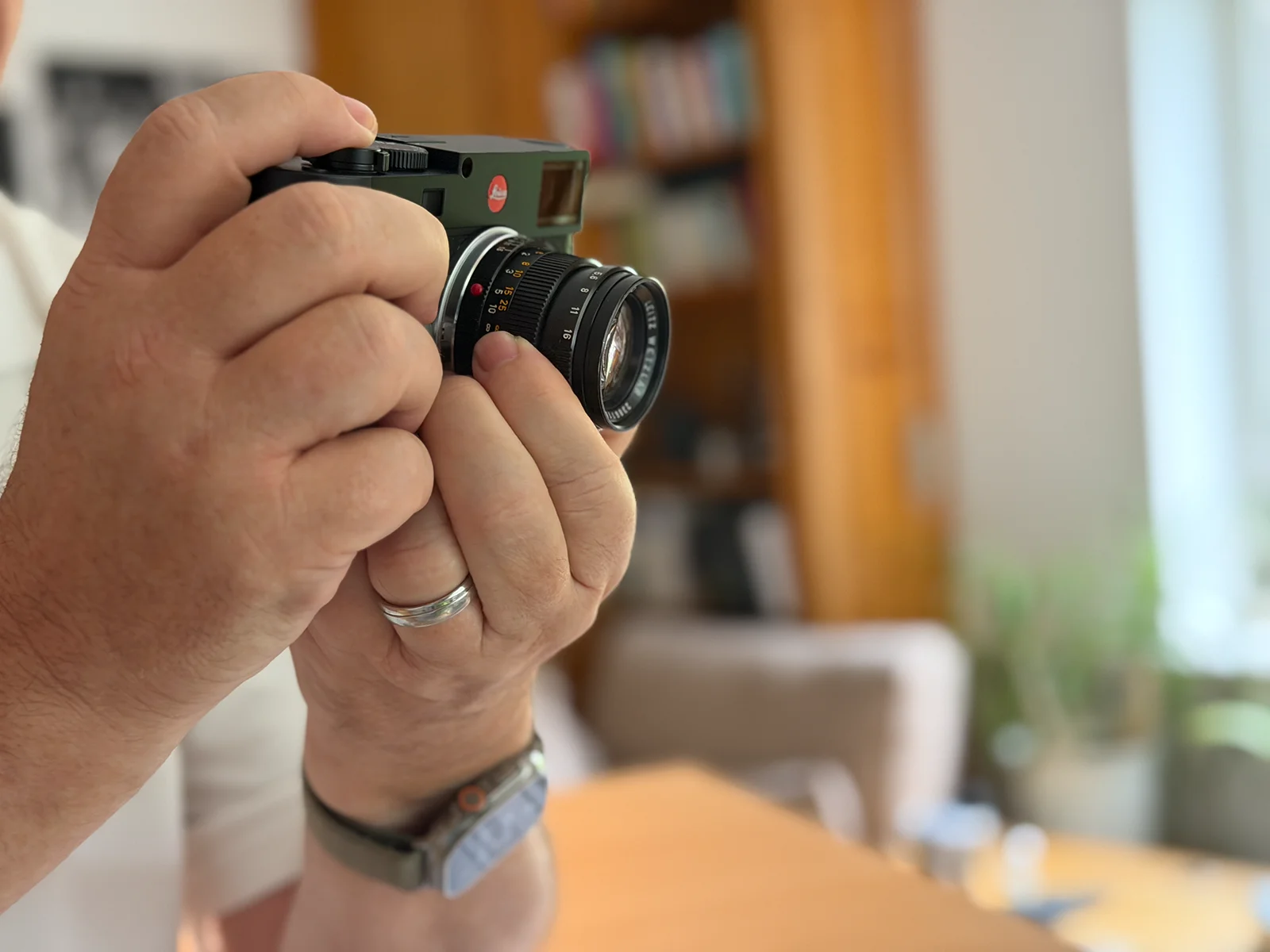 Leica M11 beim manuellen Fokussieren