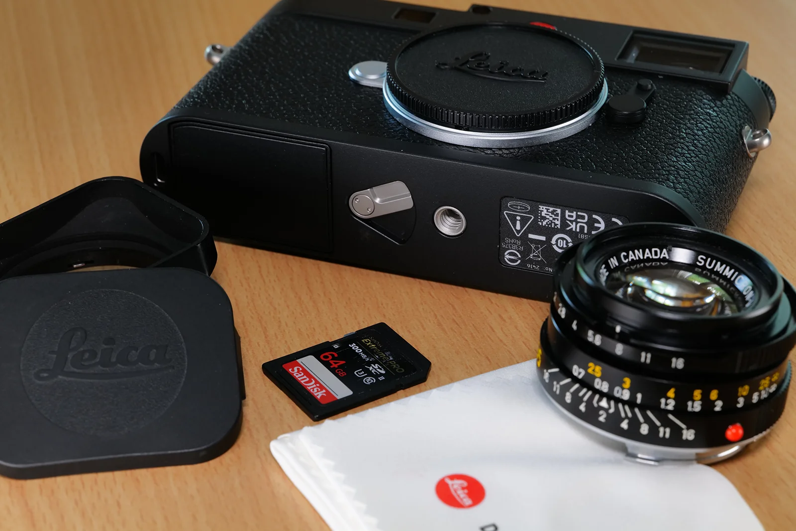 Leica M11 mit Summicron-M Objektiv auf einem Holztisch