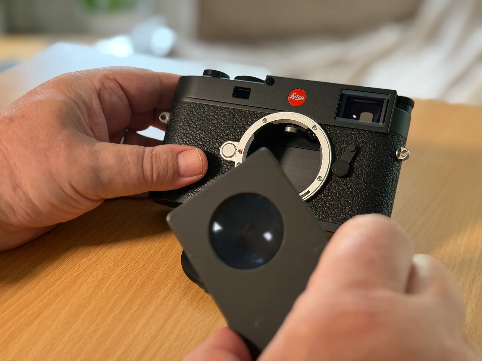 Persönliche Prüfung einer gebrauchten Leica Kamera bei Roter Punkt Kamera