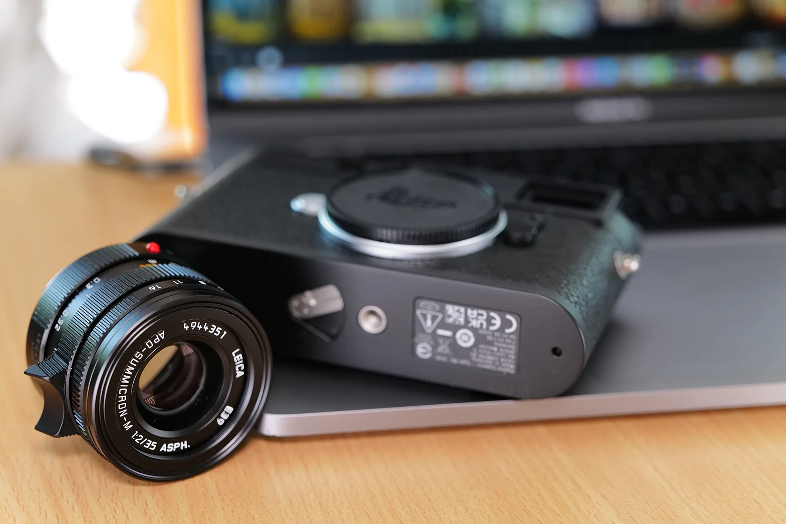 Leica M11 mit Leica Summicron-M Objektiv im Leica Wohnzimmer
