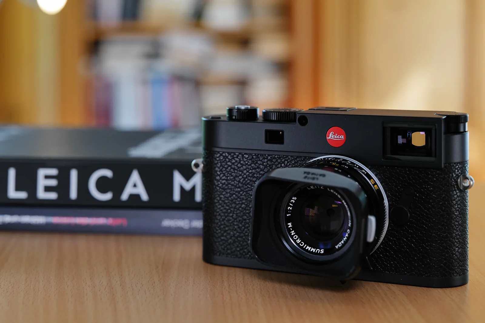 Leica M11 mit Leica Summicron-M Objektiv im Leica Wohnzimmer Berlin