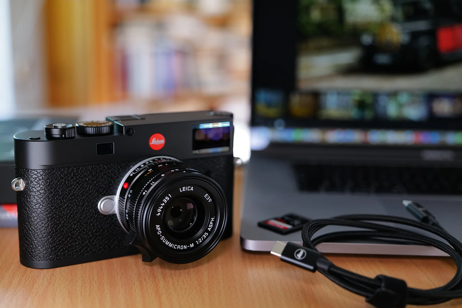 Leica M11 mit APO Summicron-M Objektiv im Leica Wohnzimmer