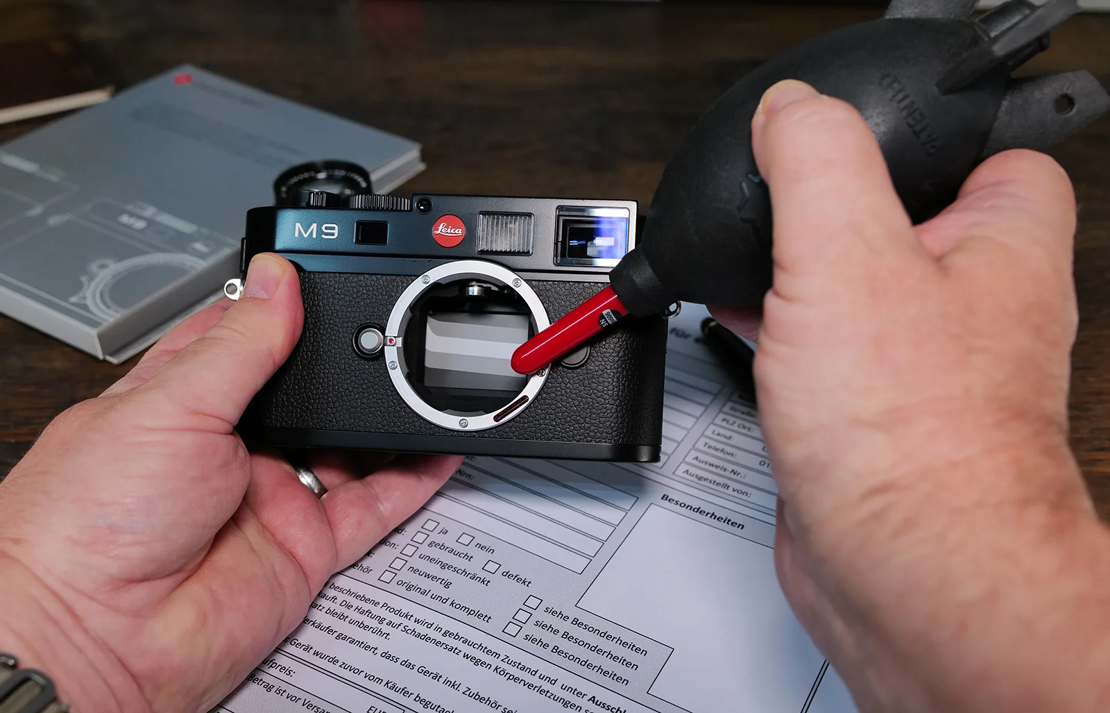 Leica M9 vor dem Gebrauchtkauf sorgfältig prüfen Horst K. Berghäuser prüft eine gebrauchte Leica M9 vor dem Ankauf
