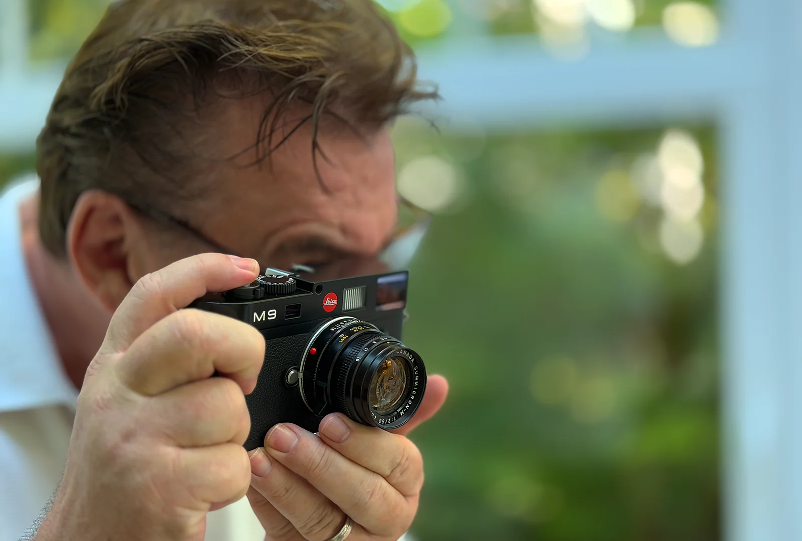 Die Bedienung der Leica M9 Leica M9 in den Händen eines Fotografen beim manuellen Fokussieren