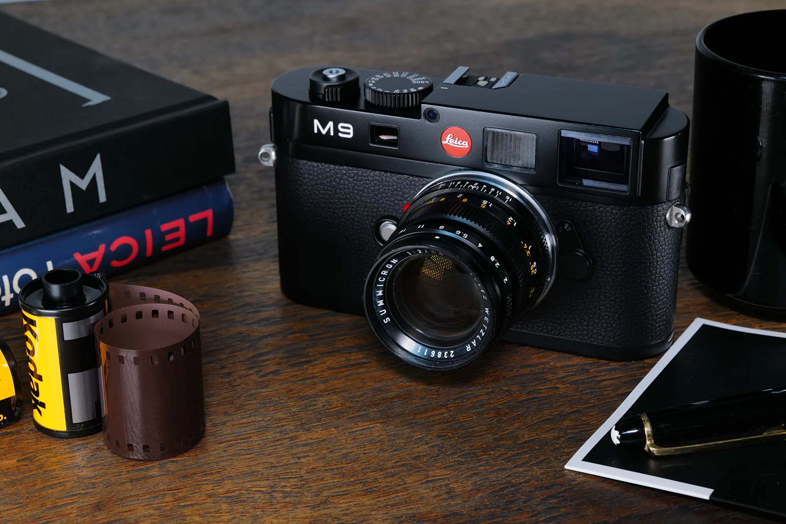 Warum die Leica M9 bis heute Kultstatus besitzt Leica M9 mit Summicron-M 50 mm auf einem Holztisch