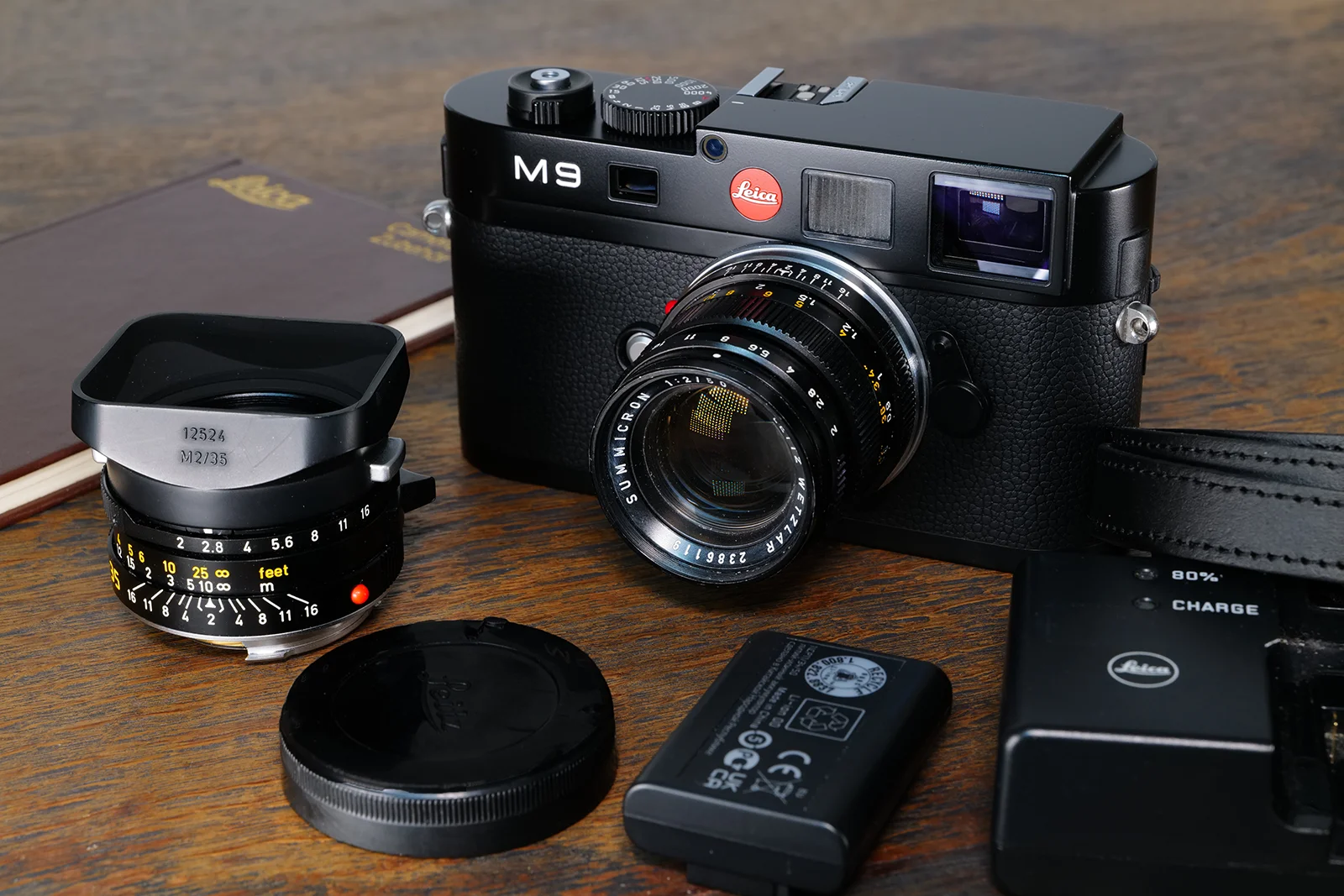 Leica M9 Marktpreise und Wertentwicklung Leica M9 auf einem Holztisch mit Zubehör