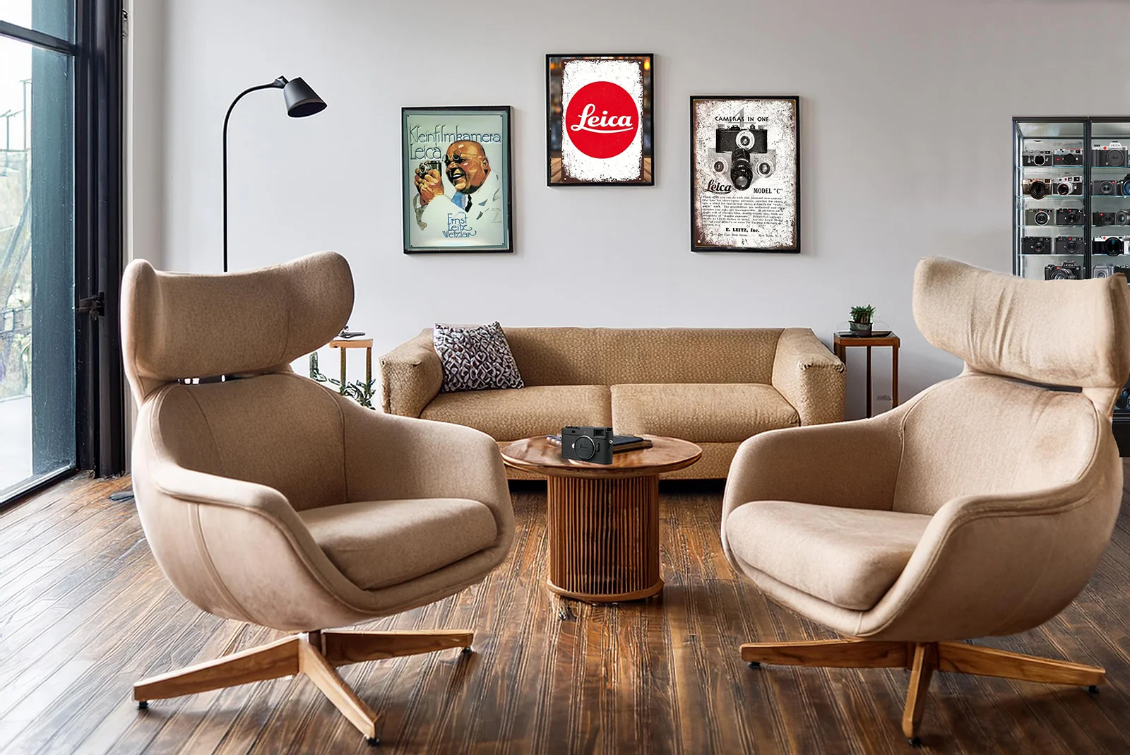 Horst K. Berghäuser im Leica Wohnzimmer Berlin mit einer Leica Kamera