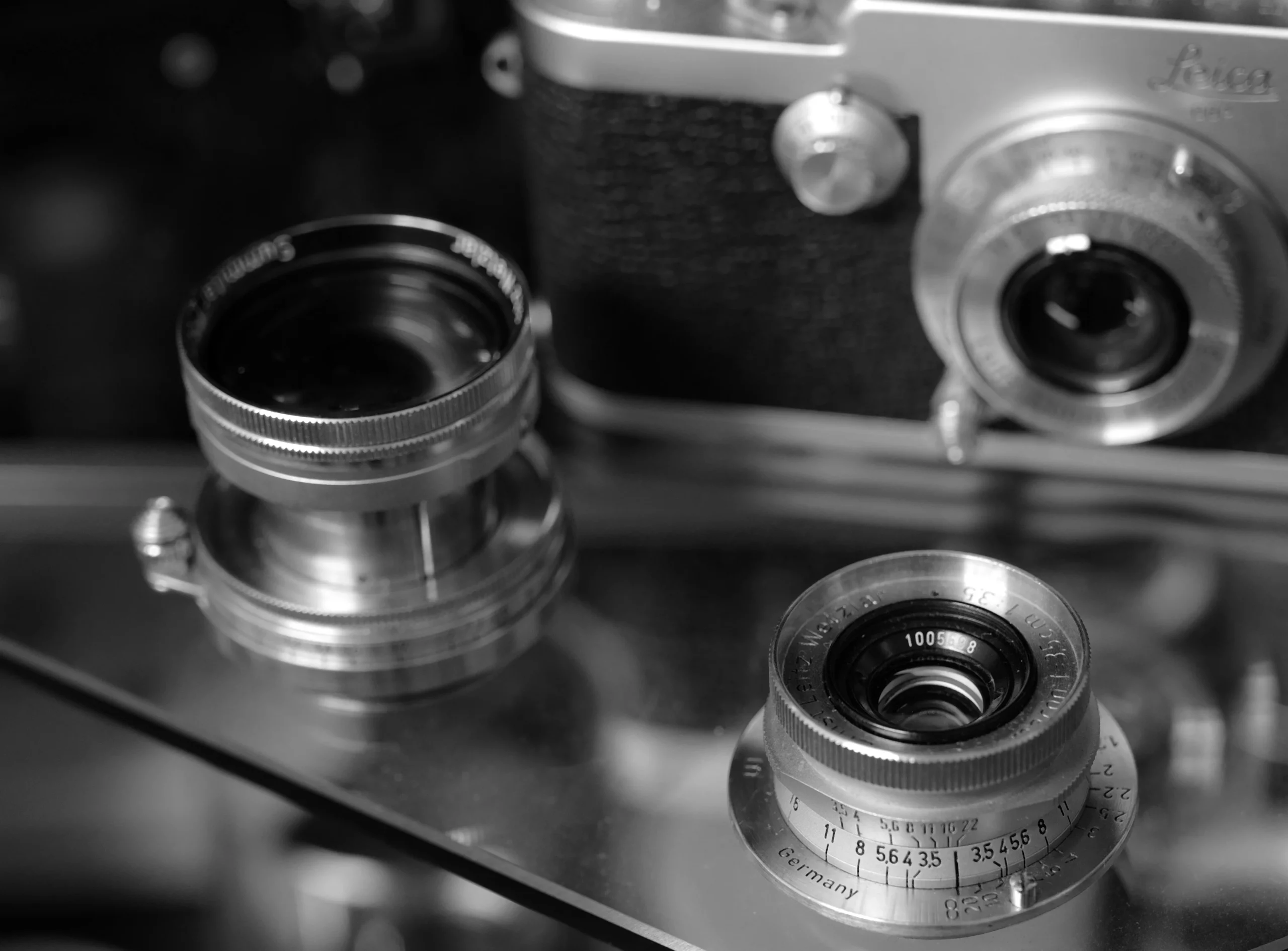 Historische Leica Schraubobjektive aus der Vitrine von Roter Punkt Kamera
