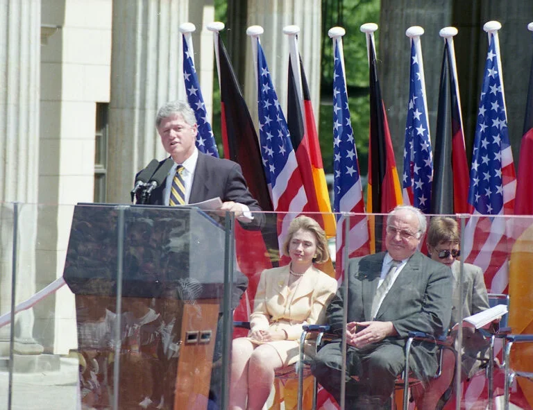 Bill Clinton und Helmut Kohl am Brandenburger Tor in Berlin 1994 fotografiert mit Leica M6