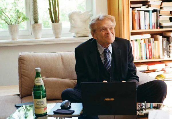 Porträt von Univ.-Prof. Dr. med. Hermann Werner Eichstädt in seinem Arbeitszimmer