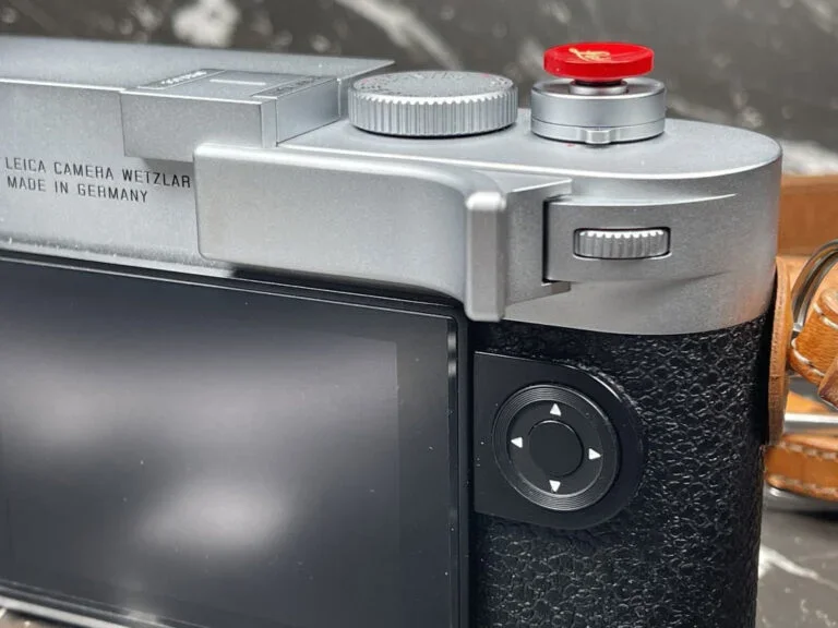 Leica M10 mit silberner Daumenauflage