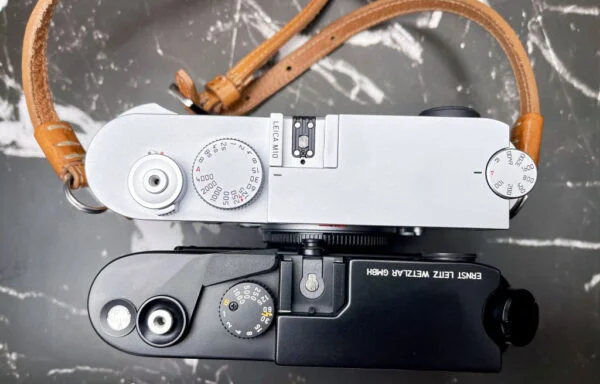 Leica M10 und Leica M6 im Größenvergleich von oben