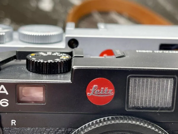 Leica M10 und Leica M6 seitlich im Größenvergleich