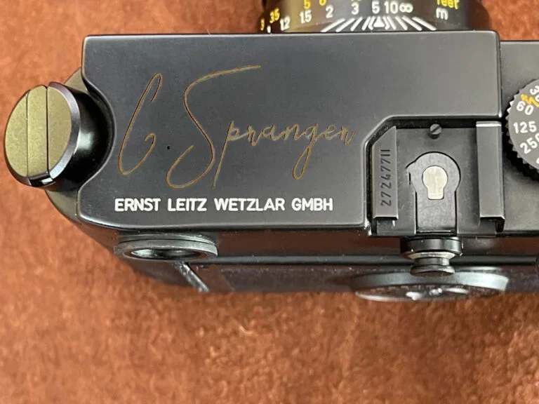 Leica M6 mit Gravur Ernst Leitz Wetzlar GmbH auf der Gehäuseoberseite