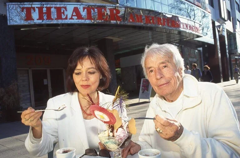 Johannes Heesters und Simone Rethel beim Eisessen am Kurfürstendamm in Berlin