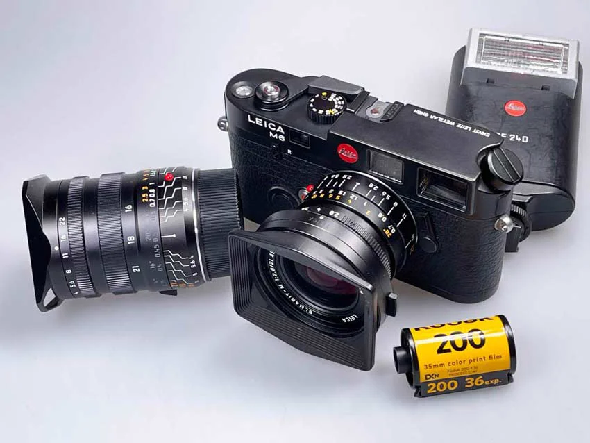 Leica M6 aus meinem langjährigen fotografischen Einsatz mit Objektiven, Blitz und Film