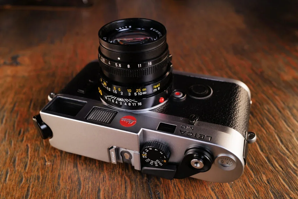 Leica M6 Panda mit schwarzem Leica M-Objektiv