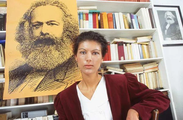 Sahra Wagenknecht Anfang der 1990er Jahre bei einer Homestory in ihrer Wohnung