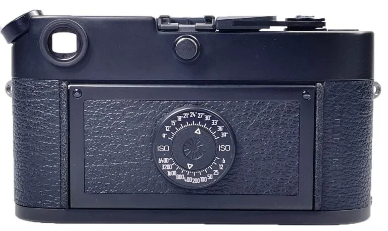 Rückseite der Leica M6 mit ISO-Einstellscheibe und Filmmerkscheibe