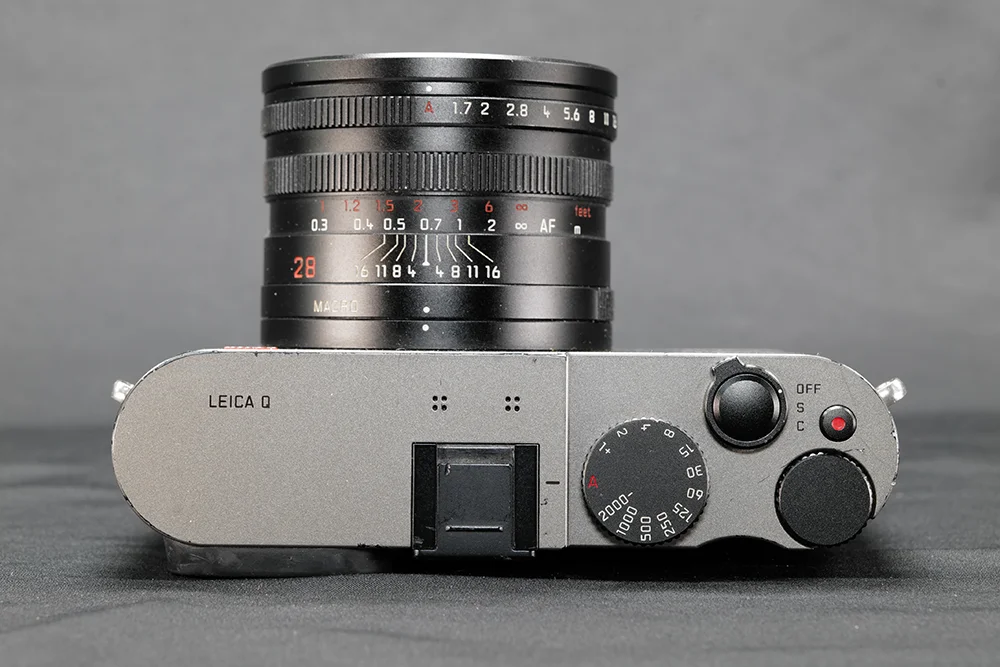 Gebrauchte Leica Q Titan mit sichtbaren Gebrauchsspuren – Beispiel für die Zustandsprüfung